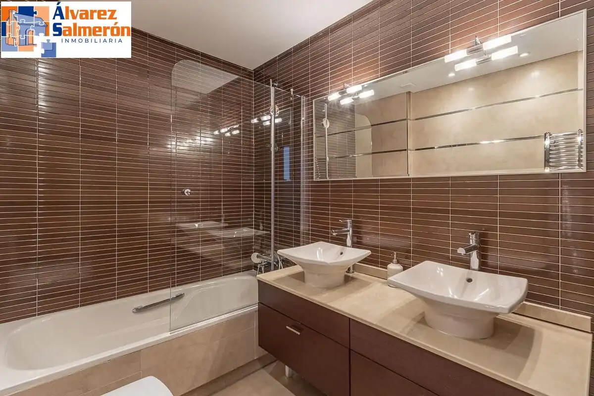 Bathroom of Detached homes for sale in Granada