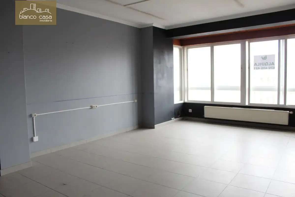 Office space with lift to rent in Carballo