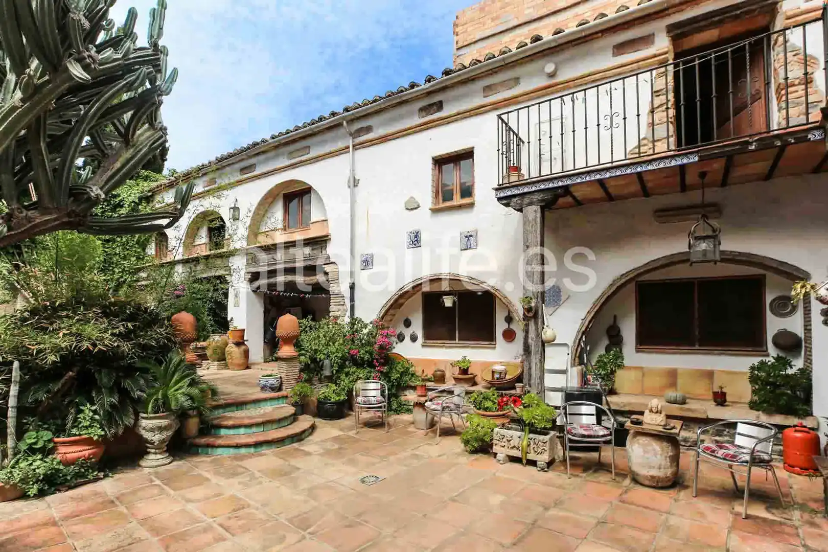 Außenansicht von Einfamilien-Reihenhaus zum Verkauf in Gandia mit Privatgarten, Terrasse und Abstellraum