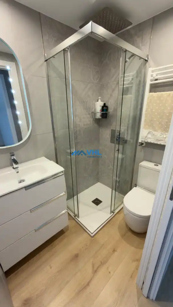Badezimmer von Wohnung zum Verkauf in Castro-Urdiales mit Klimaanlage, Heizung und Terrasse