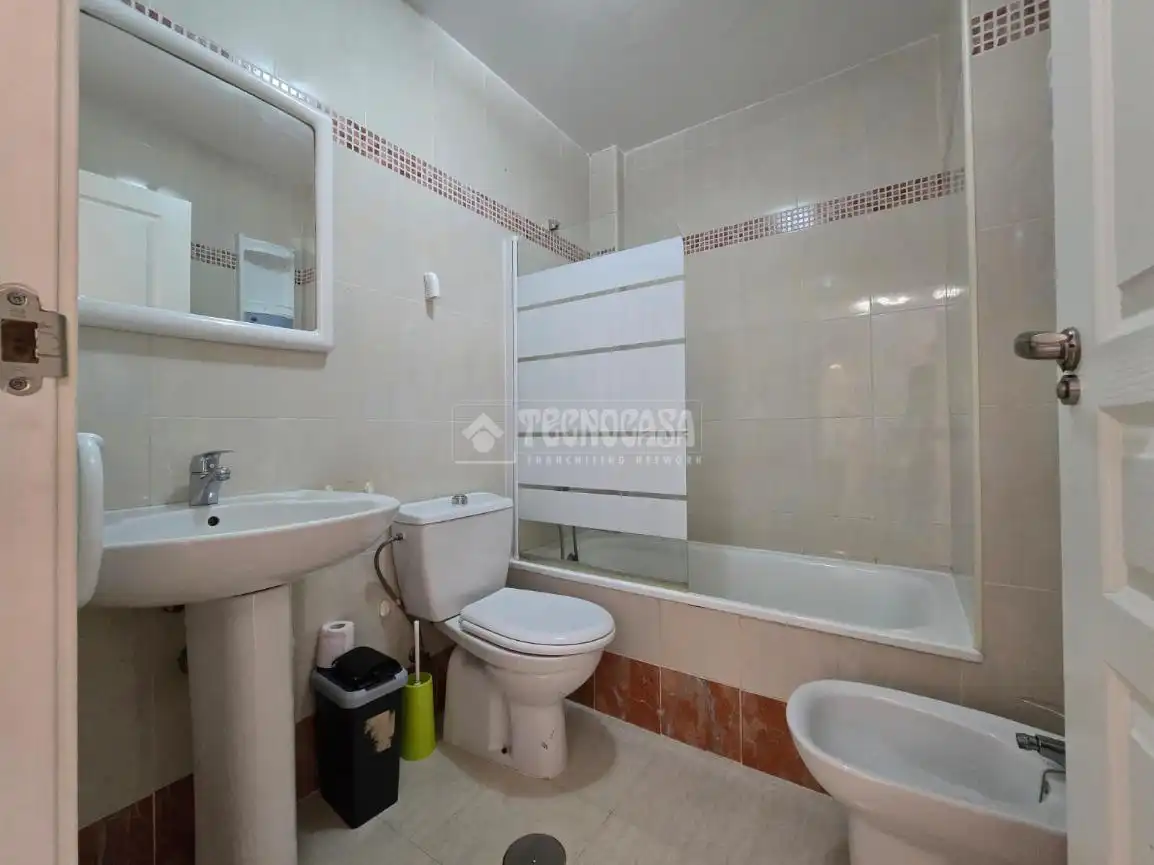 Baño de Piso en venta en Vélez de Benaudalla con Aire acondicionado, Terraza y Piscina comunitaria