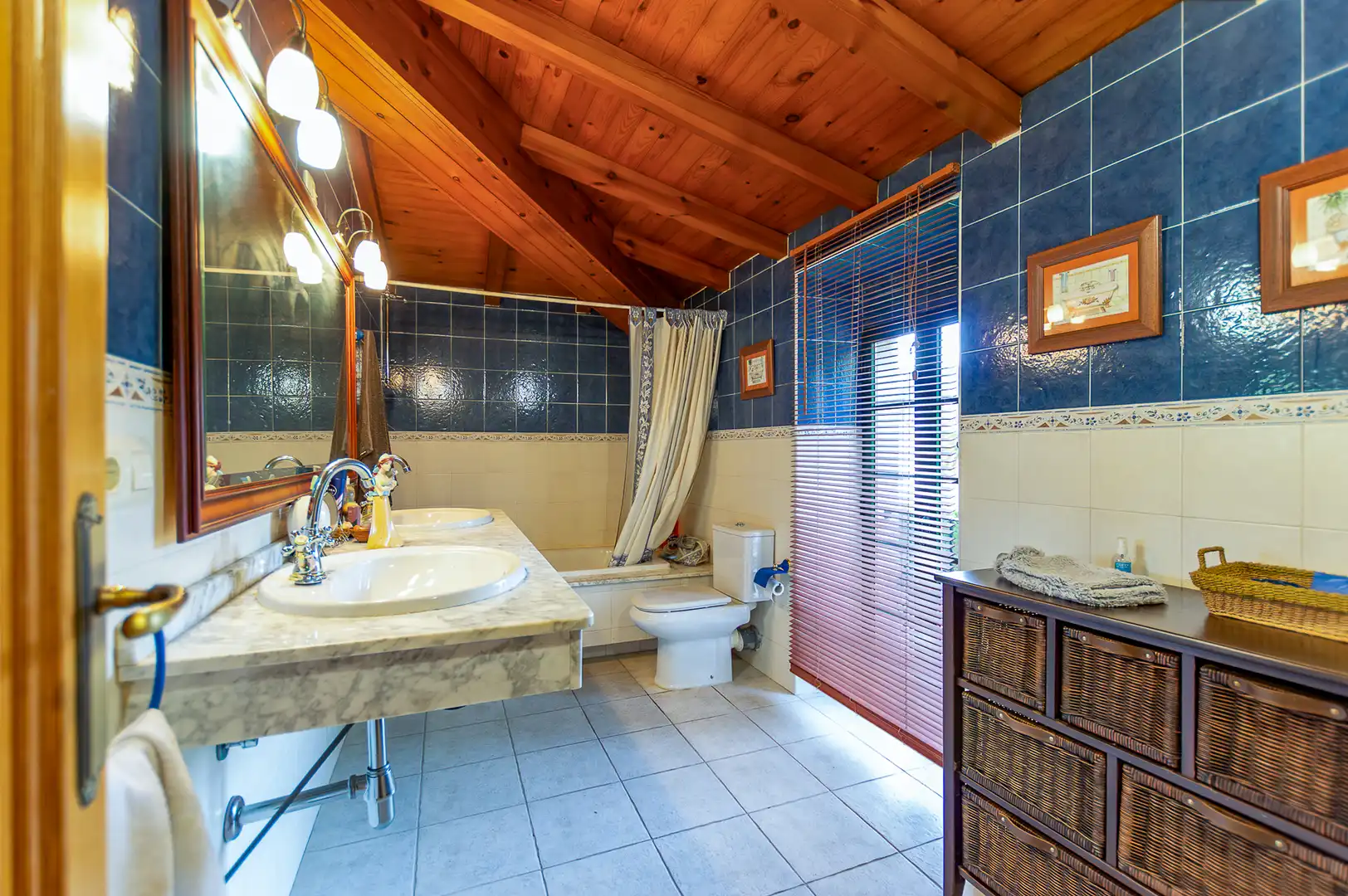 Badezimmer von Country house zum Verkauf in Toques mit Möbliert