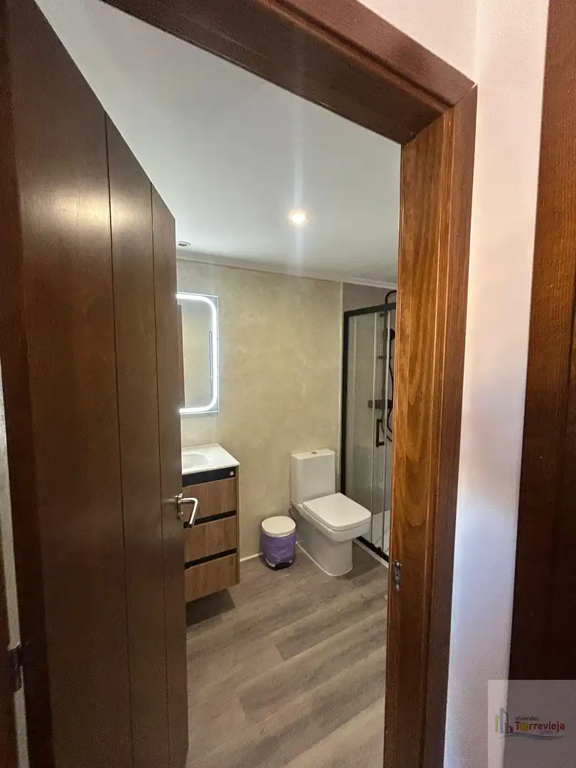 Bany de Apartament de lloguer en Torrevieja amb Aire condicionat, Calefacció i Terrassa