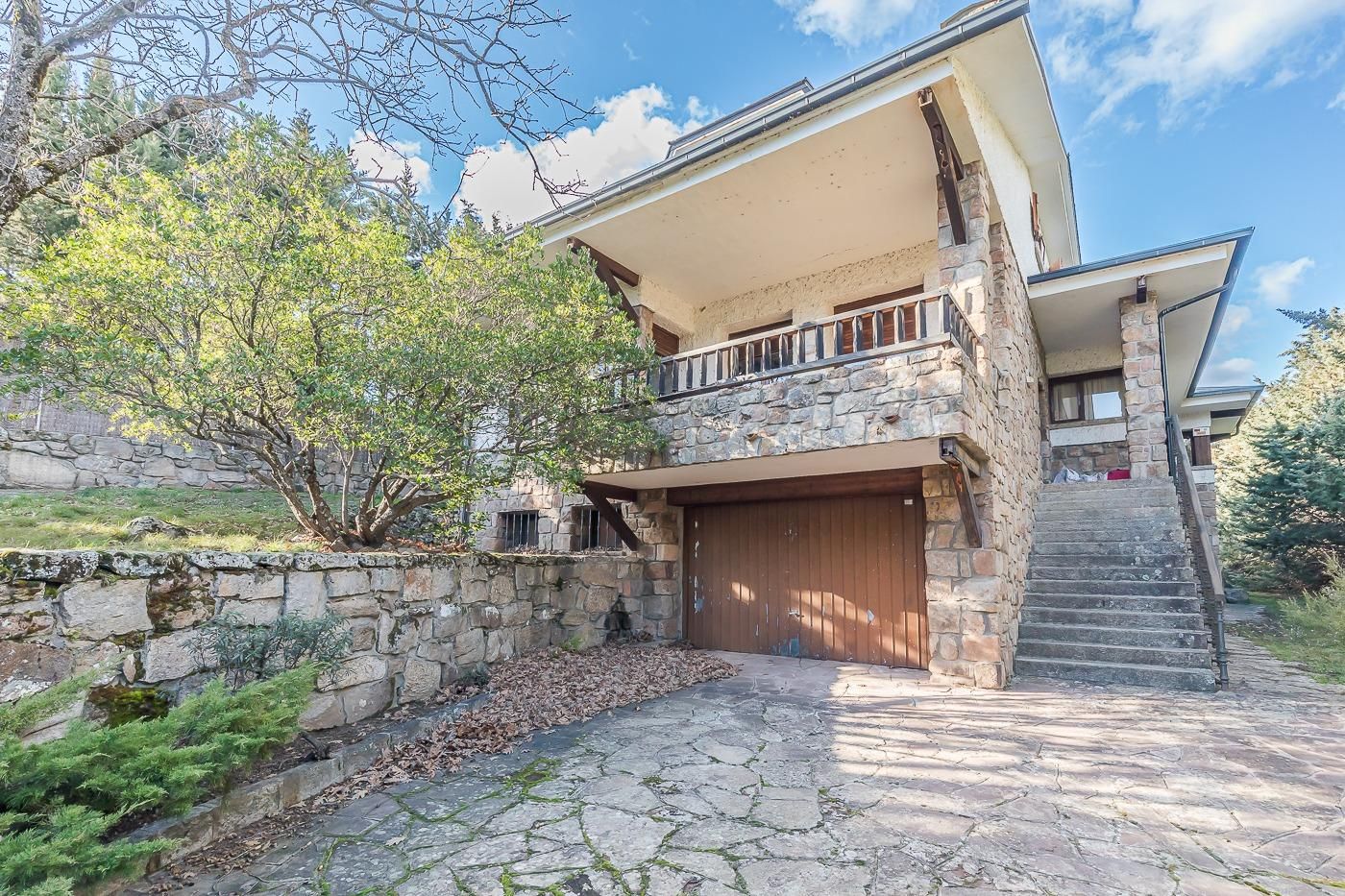 Vista exterior de Casa o xalet en venda en Navacerrada amb Calefacció, Jardí privat i Terrassa