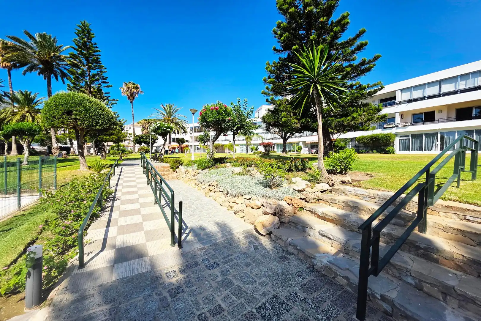 Vista exterior de Apartament en venda en Benalmádena amb Aire condicionat, Calefacció i Jardí privat