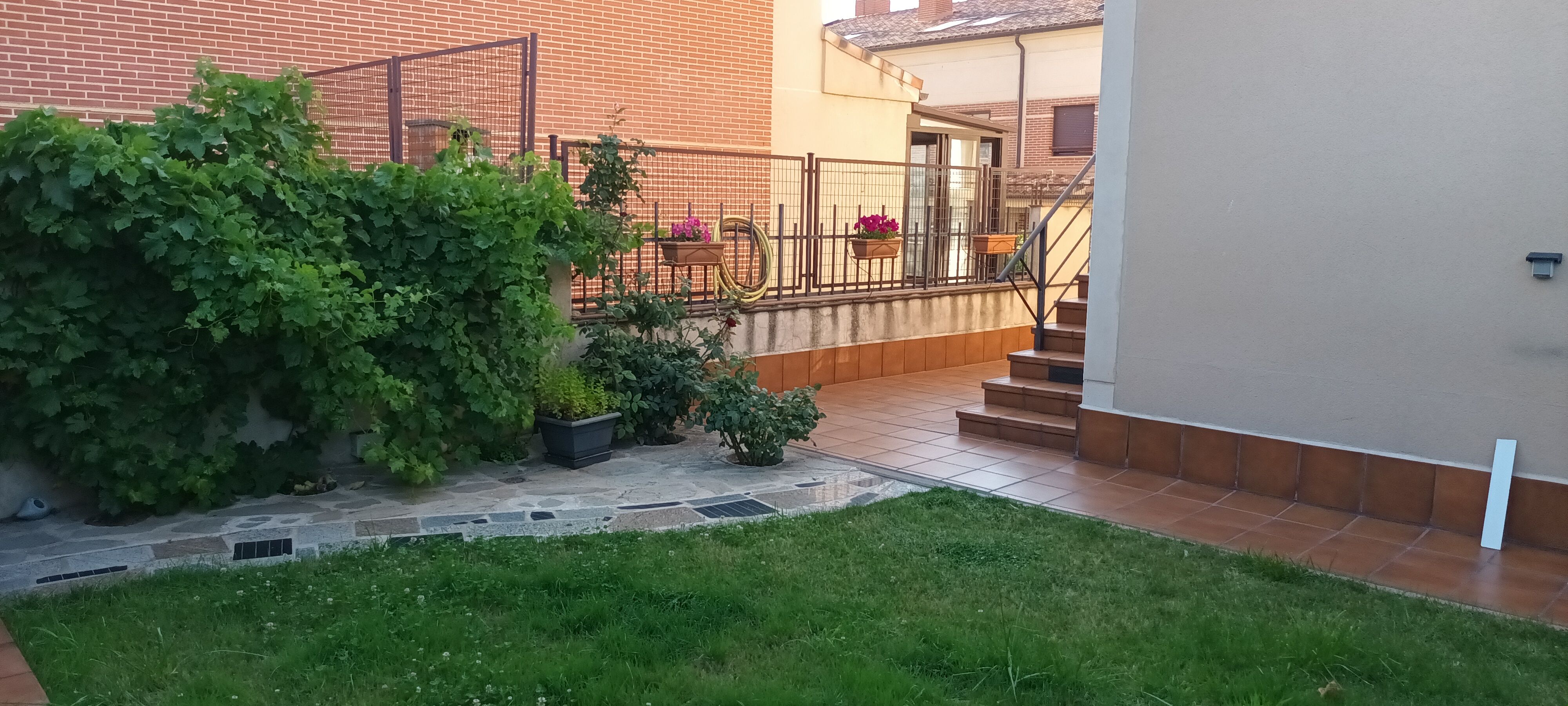 Jardí de Casa adosada en venda en La Lastrilla  amb Calefacció, Jardí privat i Parquet