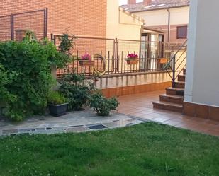 Jardí de Casa adosada en venda en La Lastrilla  amb Terrassa i Balcó