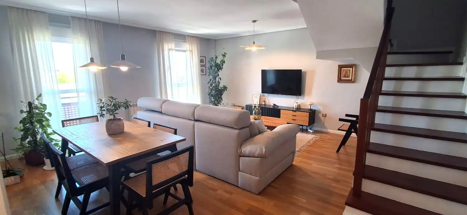 Sala d'estar de Dúplex en venda en Arroyo de la Encomienda amb Calefacció, Parquet i Terrassa