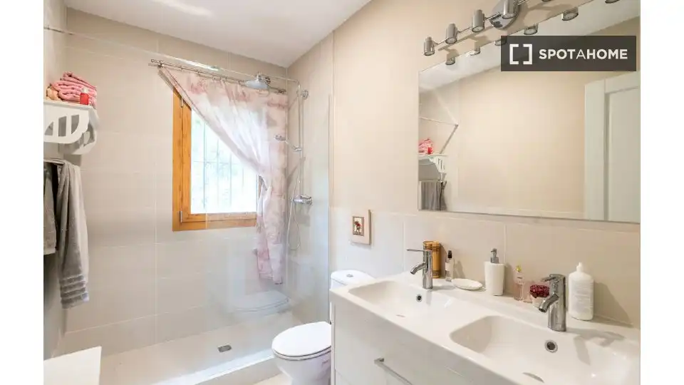 Badezimmer von Wohnung zur untervermieten in Barcelona mit Klimaanlage, Terrasse und Möbliert
