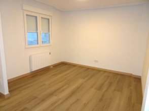 Bedroom of Flat to rent in Gijón   with Heating