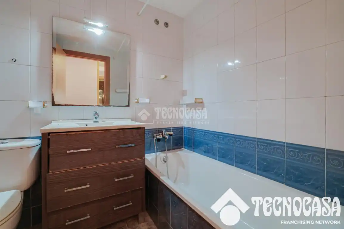 Baño de Piso en venta en Santa Coloma de Gramenet con Calefacción y Terraza