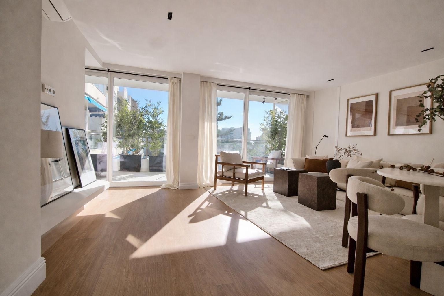 Sala de estar de Piso en venta en Fuengirola con Aire acondicionado, Jardín privado y Terraza