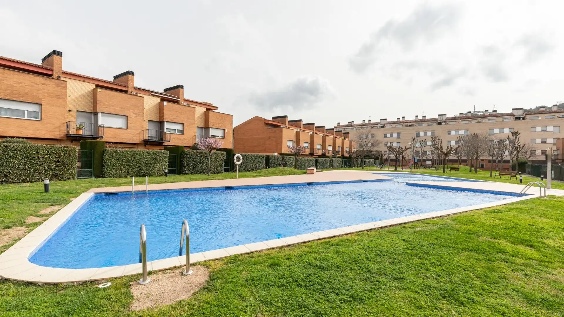 Piscina de Casa adosada en venta en Sant Fost de Campsentelles con Aire acondicionado, Calefacción y Jardín privado