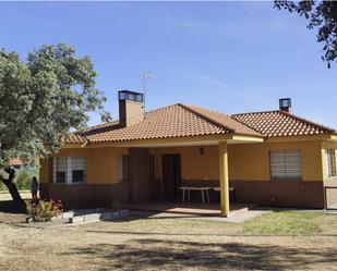 Vista exterior de Casa o xalet en venda en Corte de Peleas amb Calefacció, Terrassa i Piscina