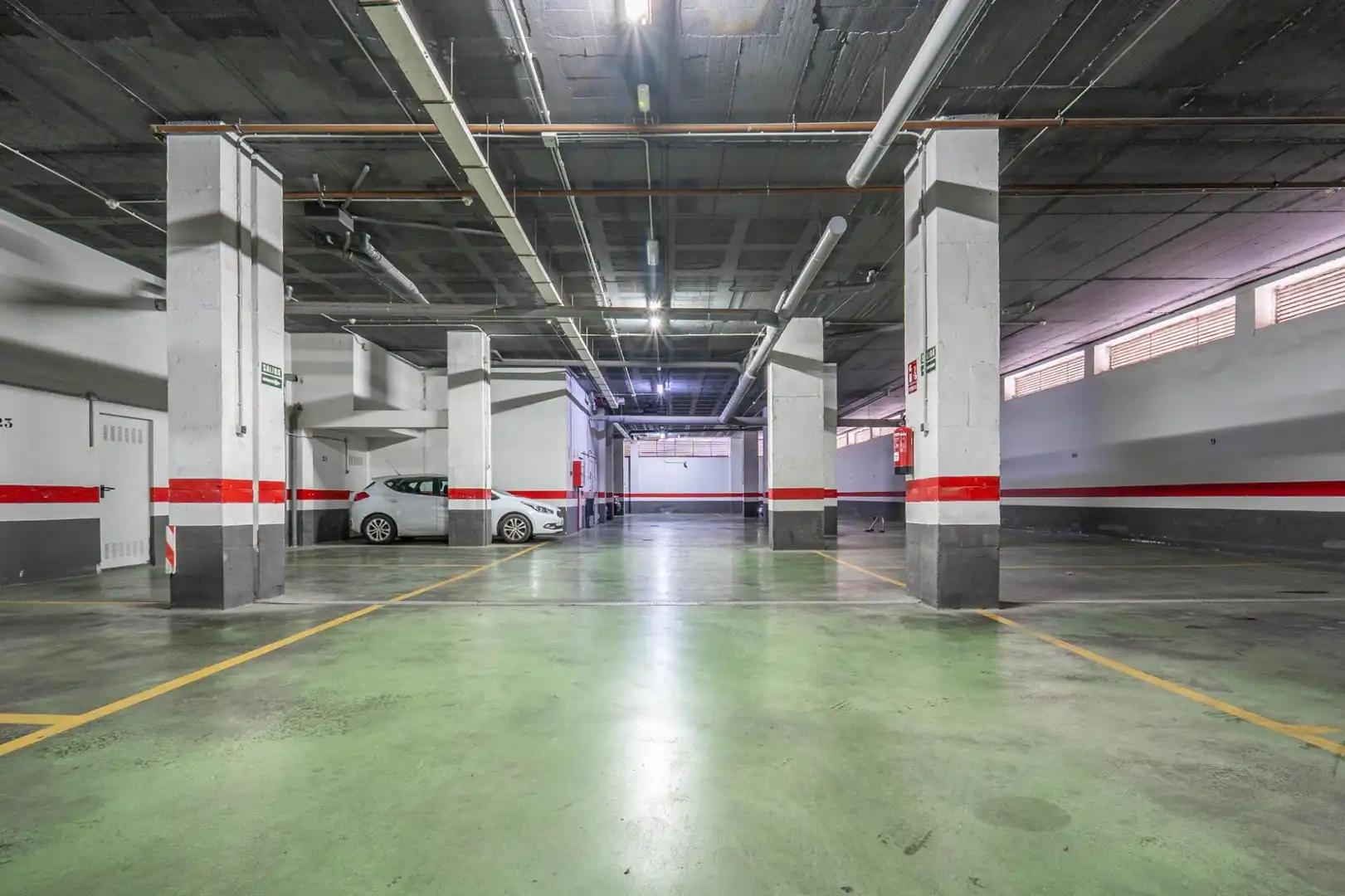 Parkplatz von Wohnung zum Verkauf in Granada mit Heizung, Privatgarten und Balkon