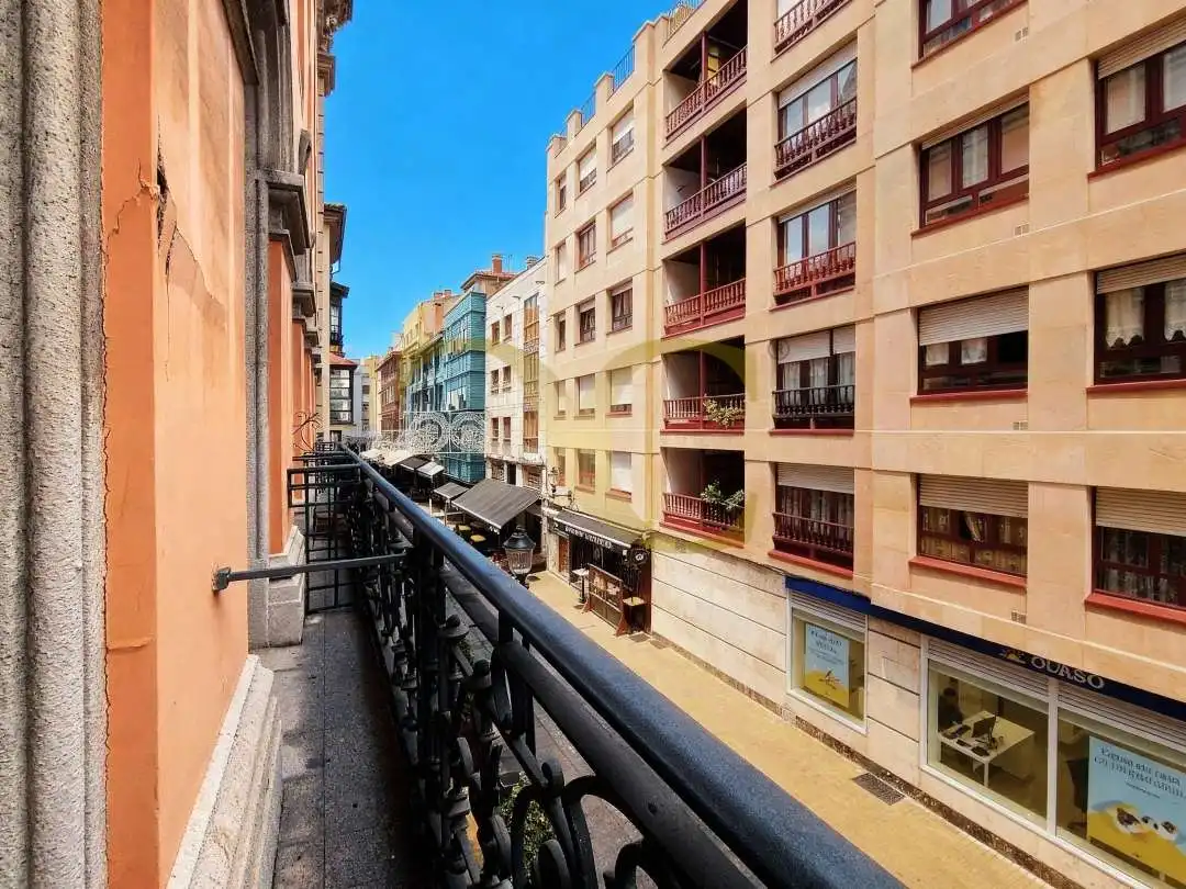 Vista exterior de Apartament en venda en Gijón  amb Calefacció, Moblat i Balcó