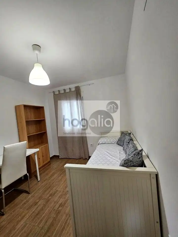 Schlafzimmer von Wohnung zur Miete in Sevilla mit Klimaanlage, Terrasse und Möbliert