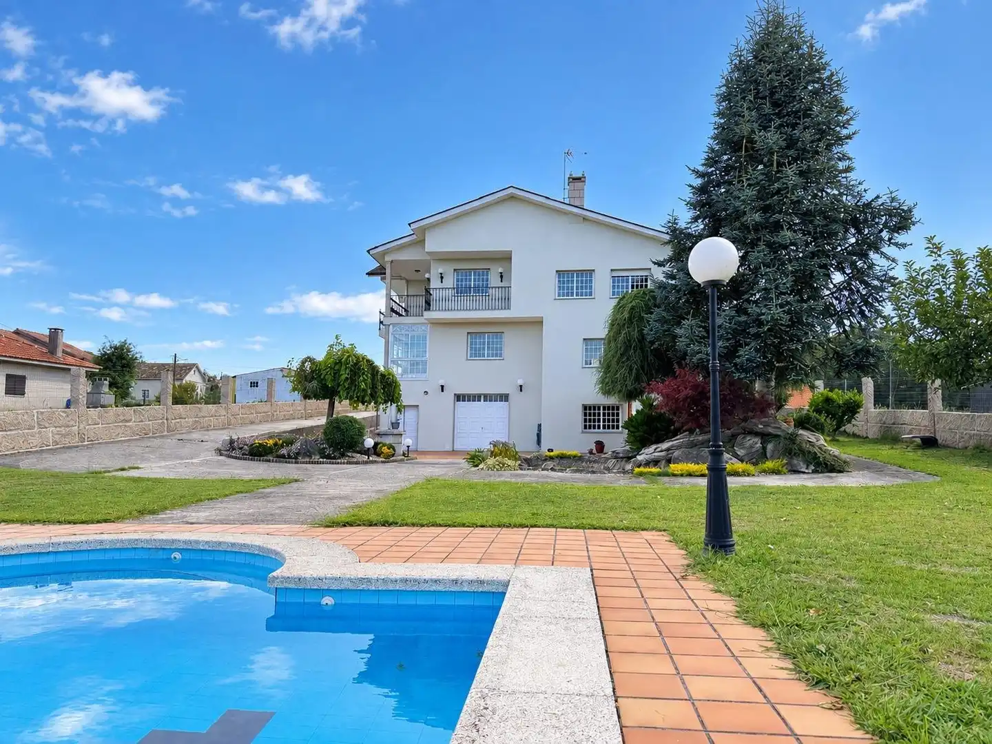 Vista exterior de Casa o chalet en venta en Barro con Calefacción, Jardín privado y Terraza