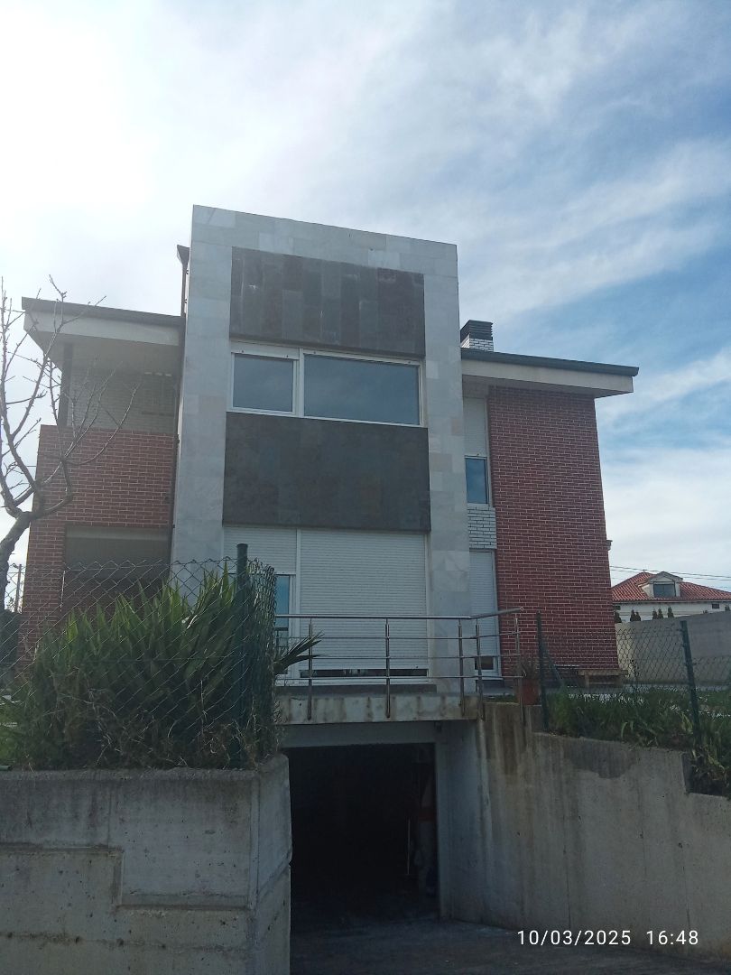 Vista exterior de Casa o xalet en venda en Santa Cruz de Bezana amb Calefacció, Jardí privat i Parquet