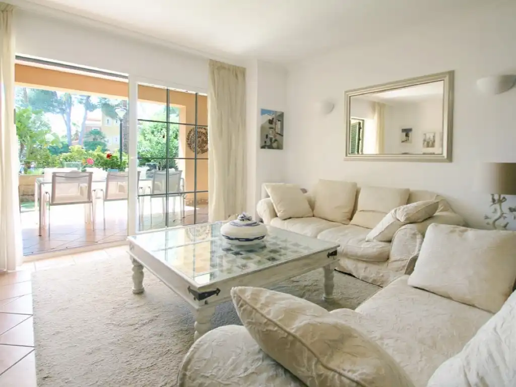 Sala d'estar de Apartament en venda en Calvià amb Aire condicionat, Jardí privat i Terrassa