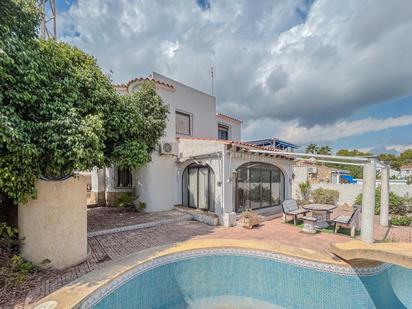 Vista exterior de Casa o xalet en venda en La Nucia amb Aire condicionat, Terrassa i Piscina