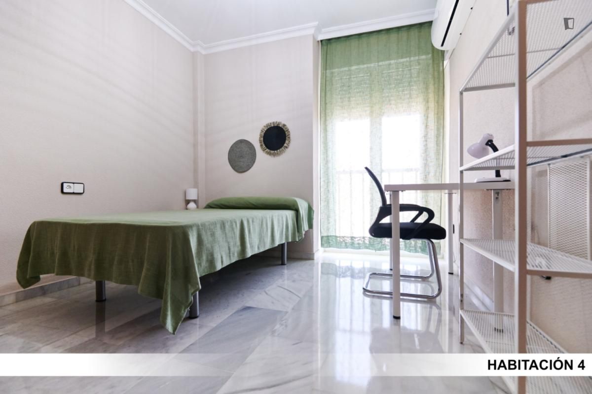 Dormitori de Apartament per a compartir en  Sevilla Capital amb Aire condicionat, Calefacció i Moblat