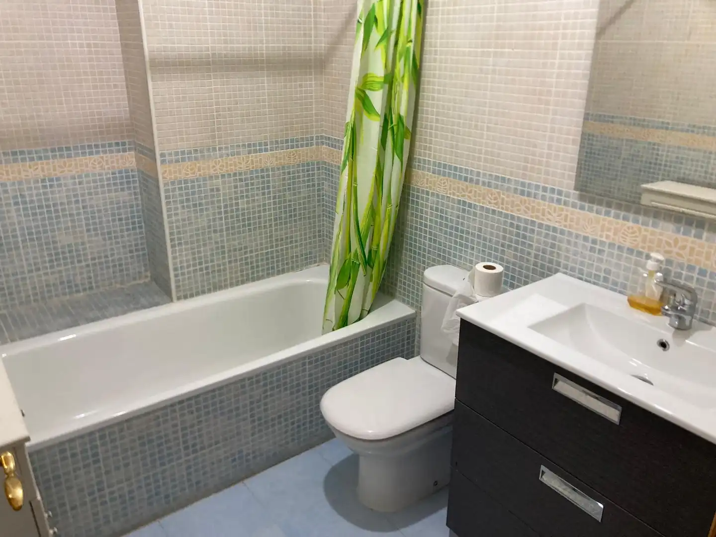 Badezimmer von Erdgeschoss zum Verkauf in Burguillos de Toledo mit Klimaanlage, Heizung und Parkett