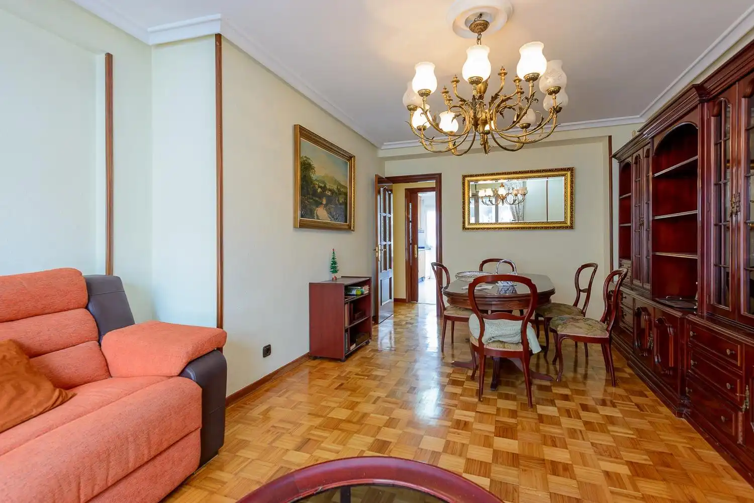 Sala de estar de Piso en venta en Oviedo  con Calefacción, Amueblado y Balcón