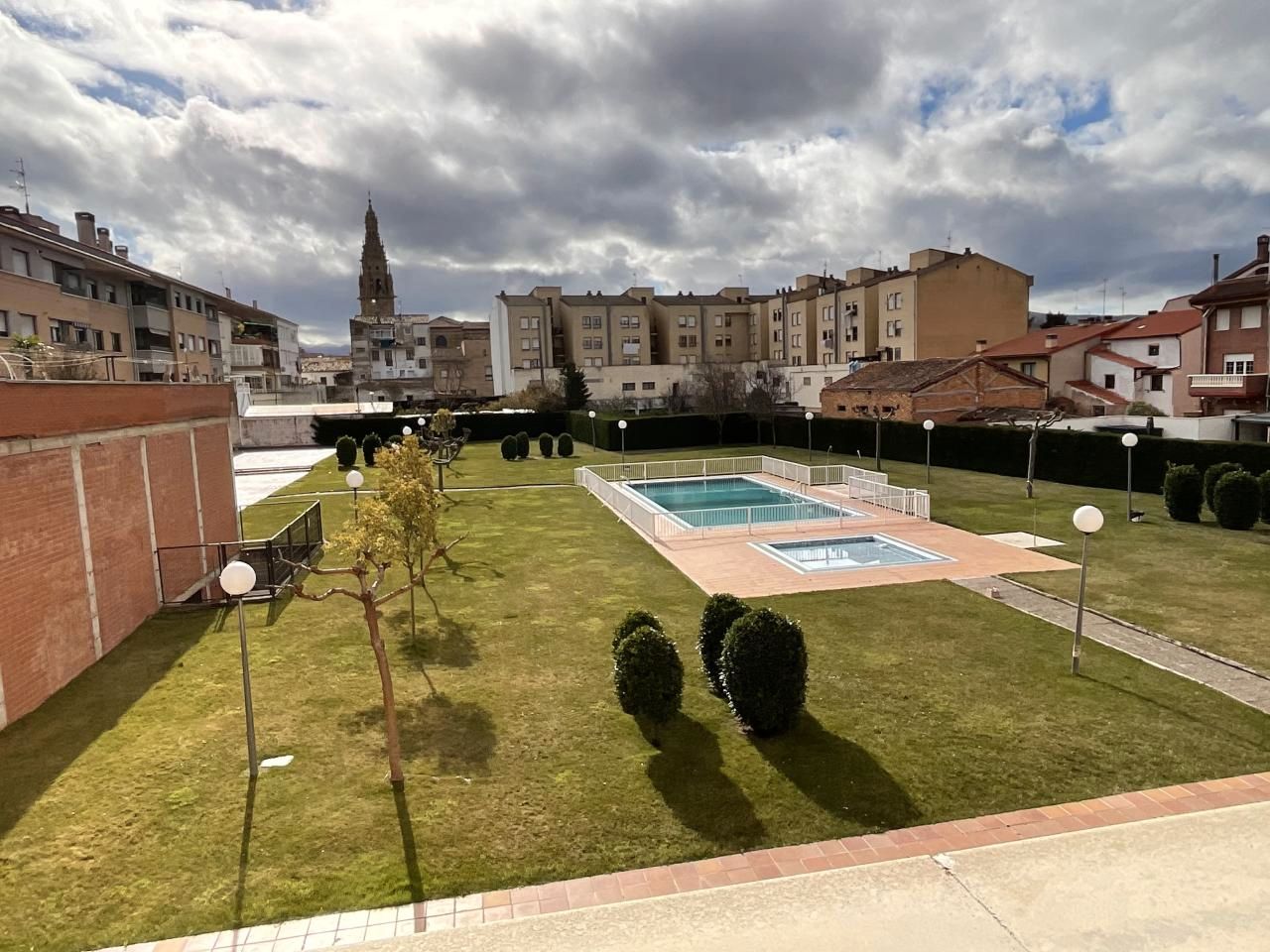 Piscina de Apartament en venda en Santo Domingo de la Calzada amb Calefacció, Parquet i Traster