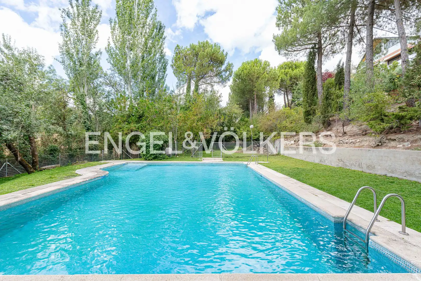 Swimming pool of Detached homes for sale in Torrelodones  with Air Conditioner, Heating and Private garden
