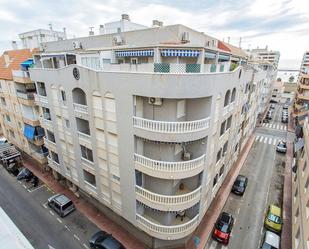 Vista exterior de Àtic en venda en Torrevieja amb Aire condicionat, Terrassa i Balcó