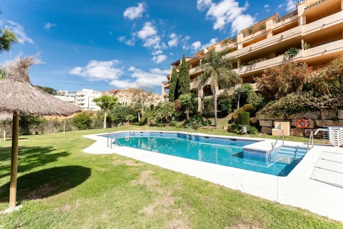 Piso con piscina en venta en Calahonda