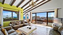 Sala d'estar de Casa o xalet en venda en Fuengirola amb Aire condicionat i Piscina