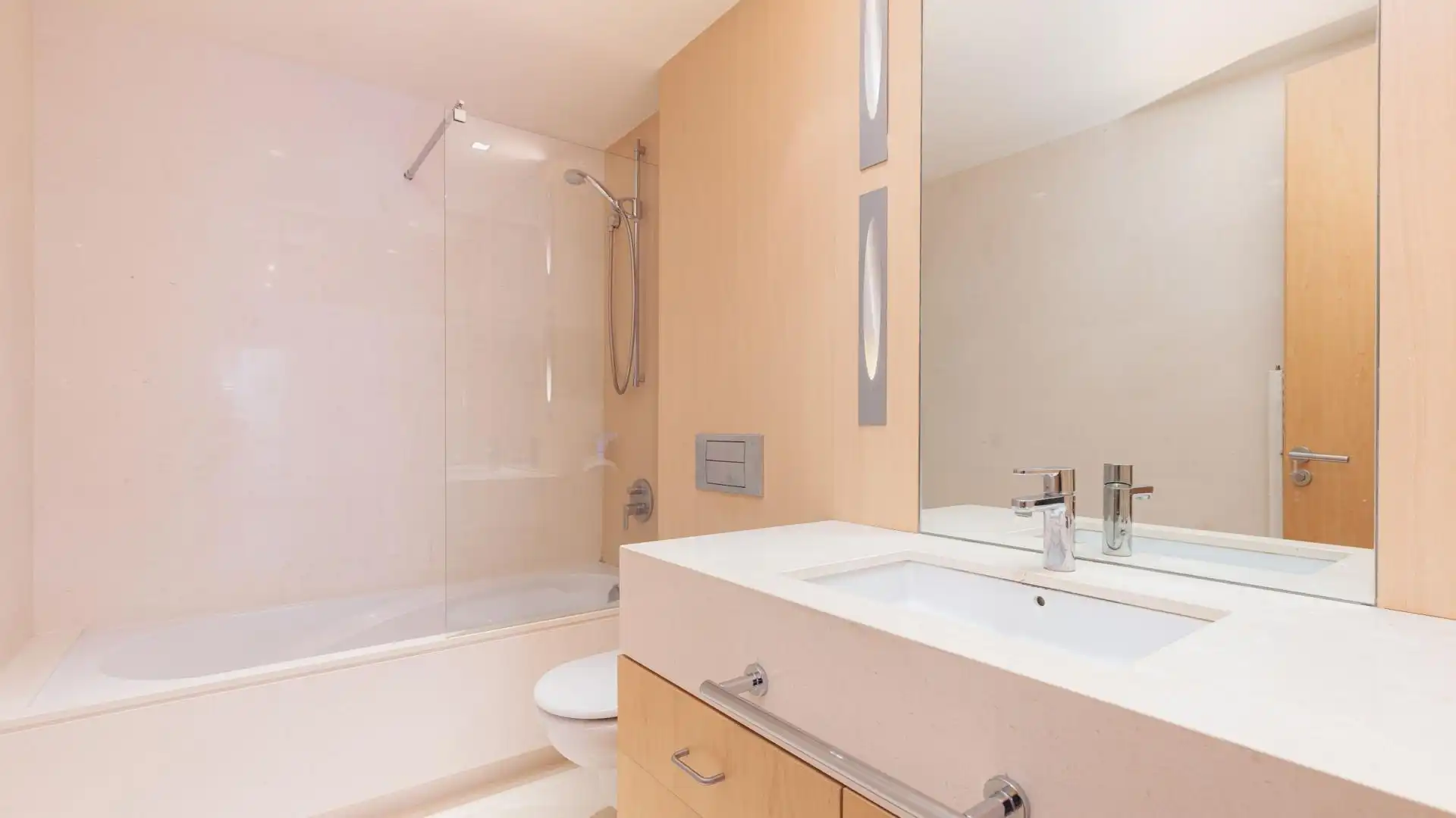 Bathroom of Flat for rent in Barcelona  with Private garden, Parquet flooring and Terrace