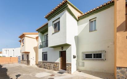 Vista exterior de Casa adosada en venda en Otura amb Calefacció, Jardí privat i Parquet