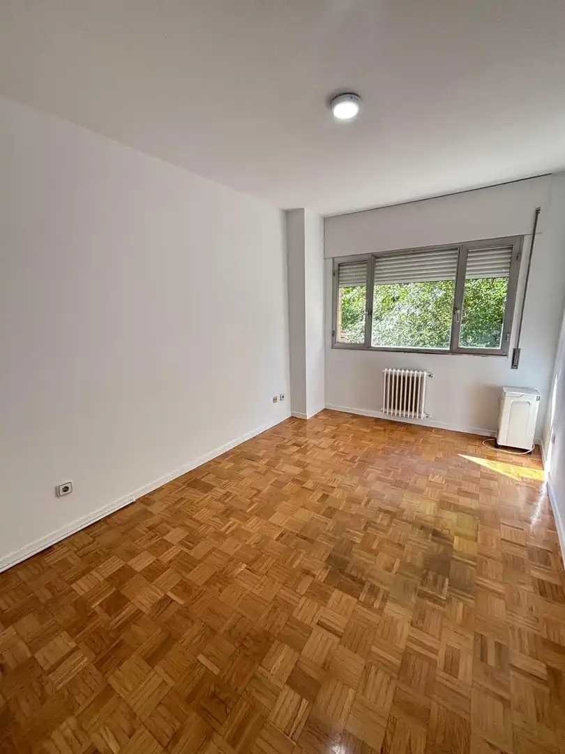 Bedroom of Flat for rent in Madrid  with Air Conditioner, Heating and Private garden