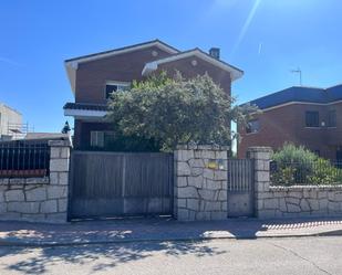 Vista exterior de Casa o xalet en venda en Colmenar Viejo amb Terrassa, Piscina i Balcó