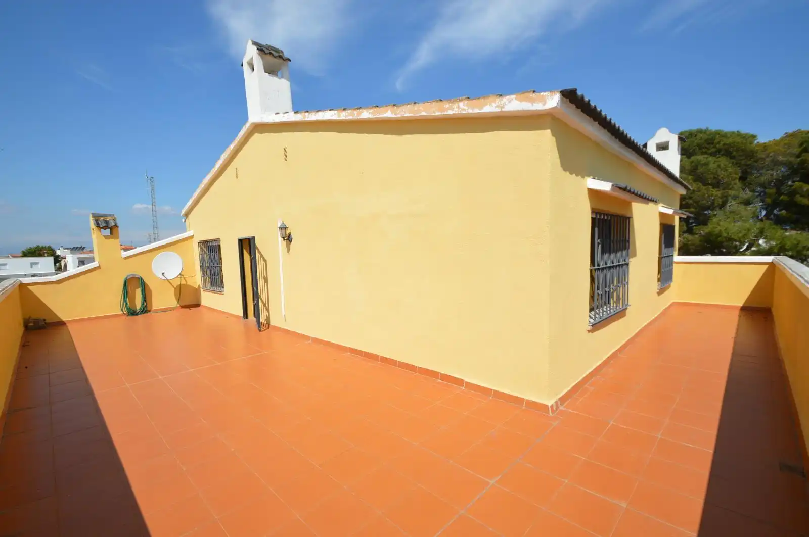 Vista exterior de Casa o xalet en venda en Vinaròs amb Aire condicionat, Calefacció i Jardí privat
