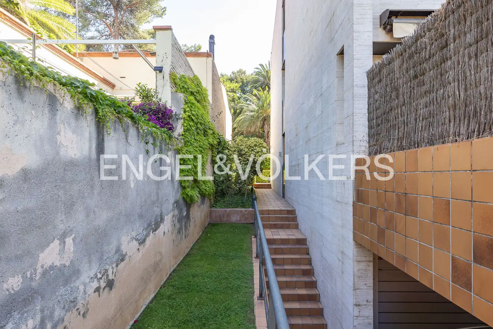 Vista exterior de Casa o xalet de lloguer en Esplugues de Llobregat amb Aire condicionat, Calefacció i Jardí privat