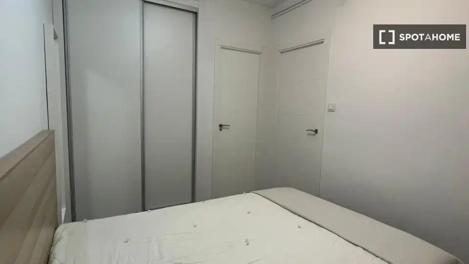 Dormitori de Pis de lloguer en L'Hospitalet de Llobregat amb Aire condicionat, Calefacció i Moblat