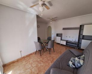 Sala d'estar de Apartament de lloguer en Torrevieja amb Aire condicionat i Balcó