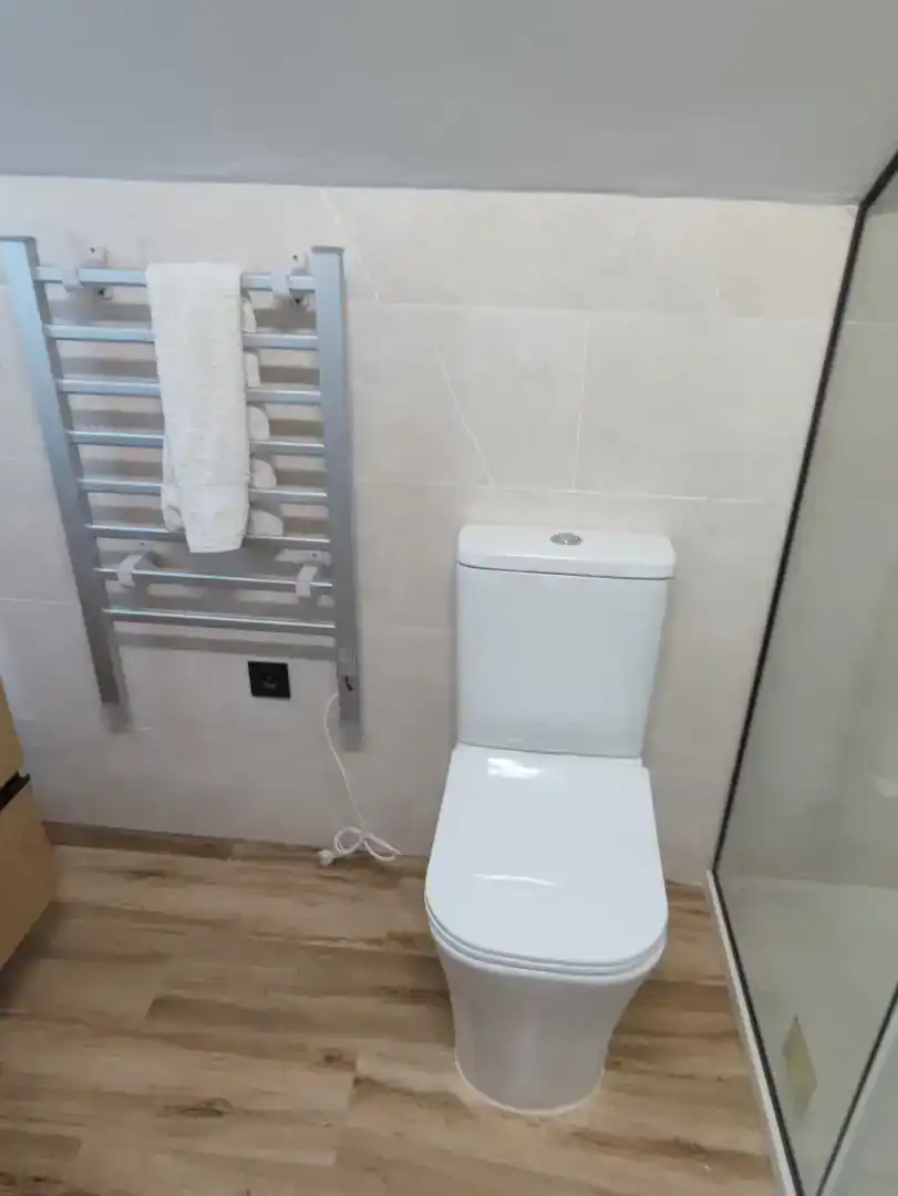 Badezimmer von Dachboden zur Miete in Barcelona mit Klimaanlage