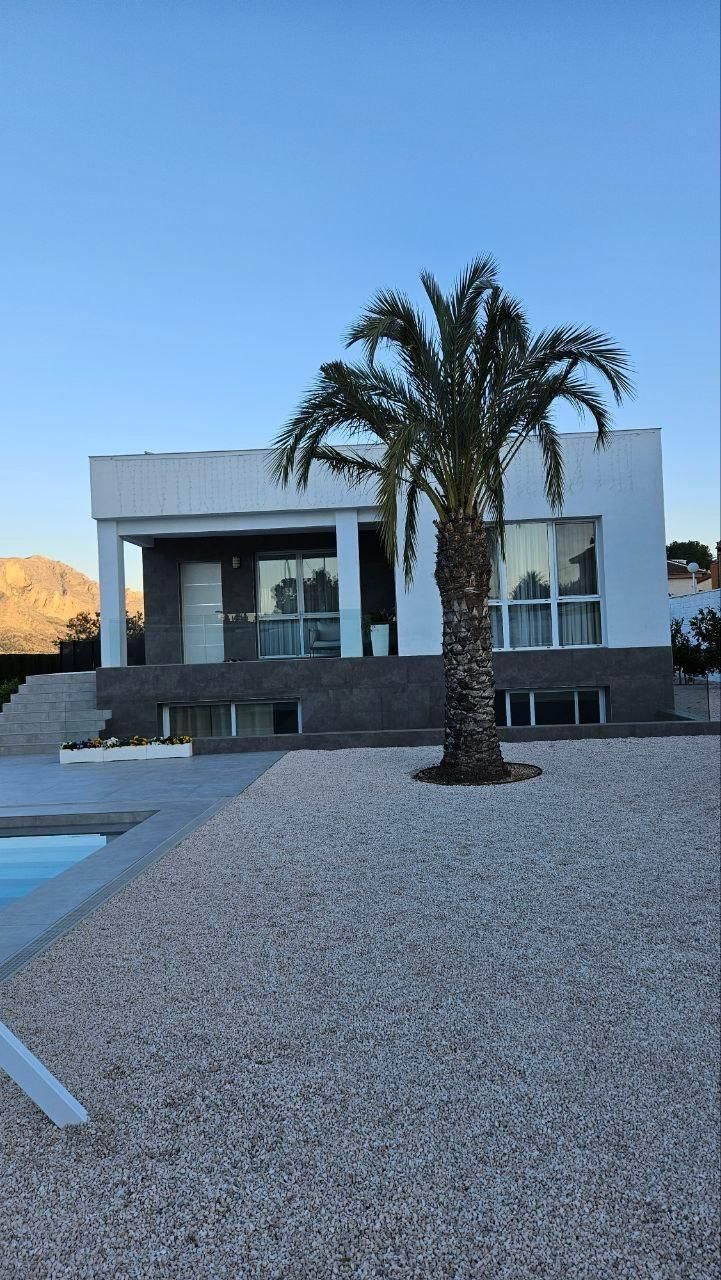 Vista exterior de Casa o xalet en venda en Orihuela amb Piscina
