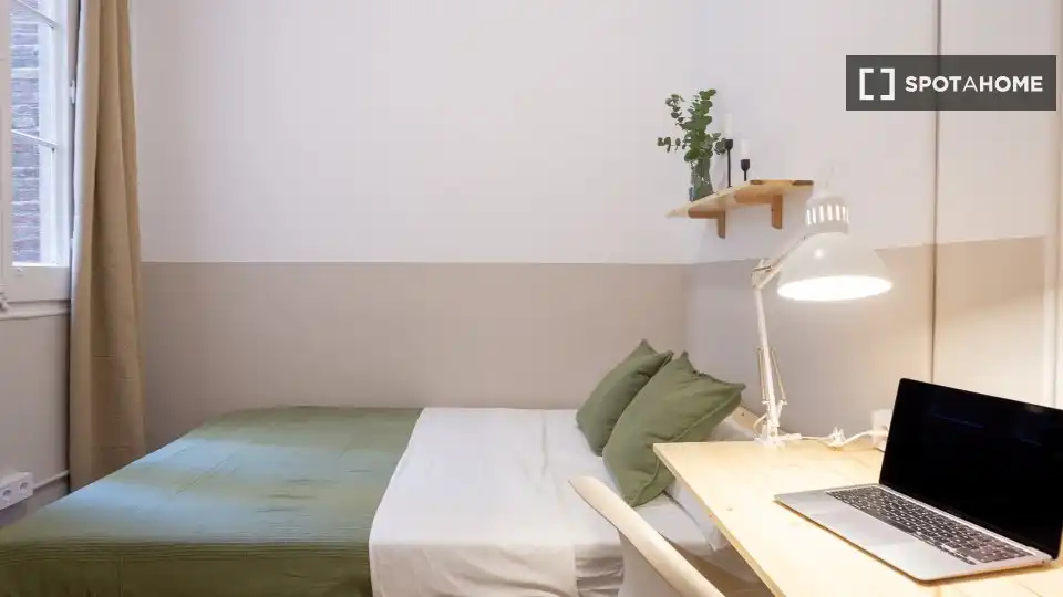 Bedroom of Flat for share in Barcelona  with Air Conditioner, Heating and Furnished