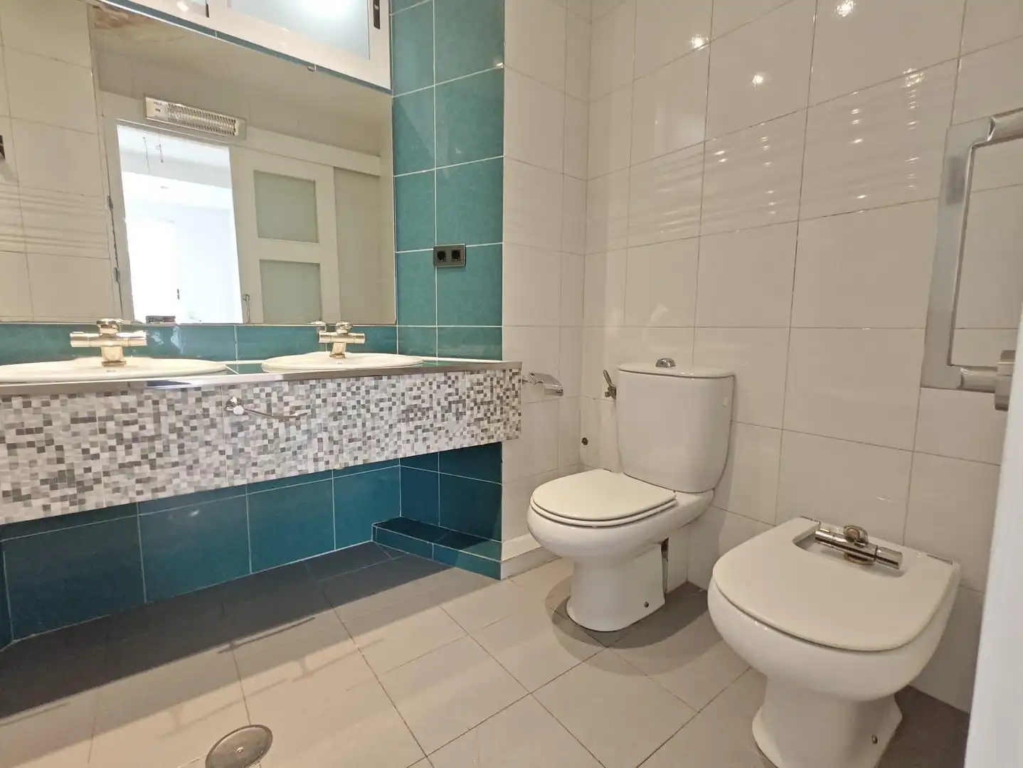 Badezimmer von Wohnung zum Verkauf in Alicante / Alacant mit Parkett, Terrasse und Abstellraum
