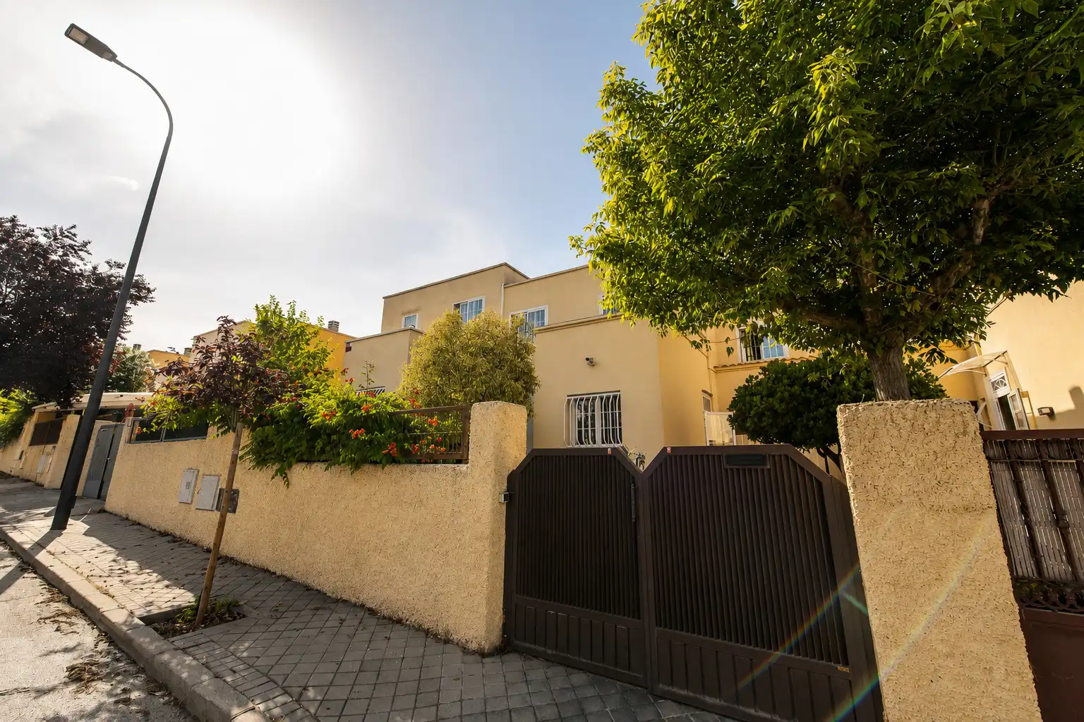 Vista exterior de Casa adosada en venda en San Sebastián de los Reyes amb Aire condicionat, Calefacció i Jardí privat