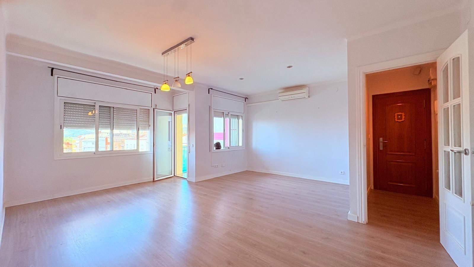 Living room of Flat to rent in Castellar del Vallès  with Parquet flooring, Terrace and Balcony