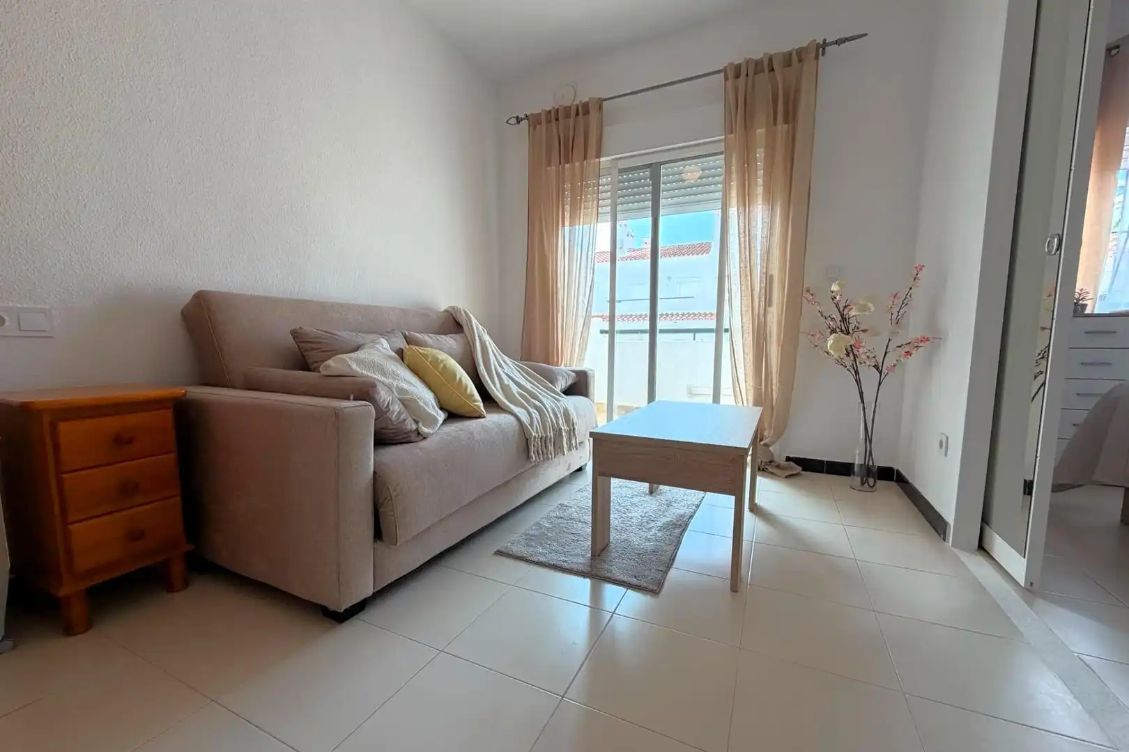 Wohnzimmer von Einfamilien-Reihenhaus zum Verkauf in Torrevieja mit Klimaanlage, Heizung und Terrasse