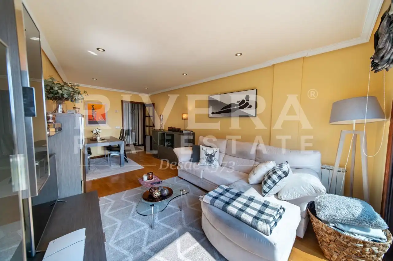 Living room of Flat for sale in Vigo   with Heating, Parquet flooring and Storage room