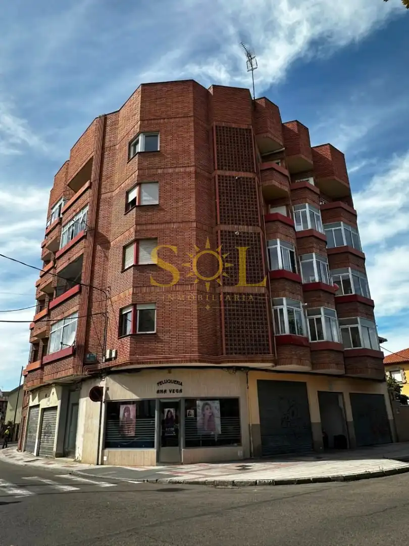 Außenansicht von Wohnung zum Verkauf in León Capital  mit Parkett, Terrasse und Möbliert